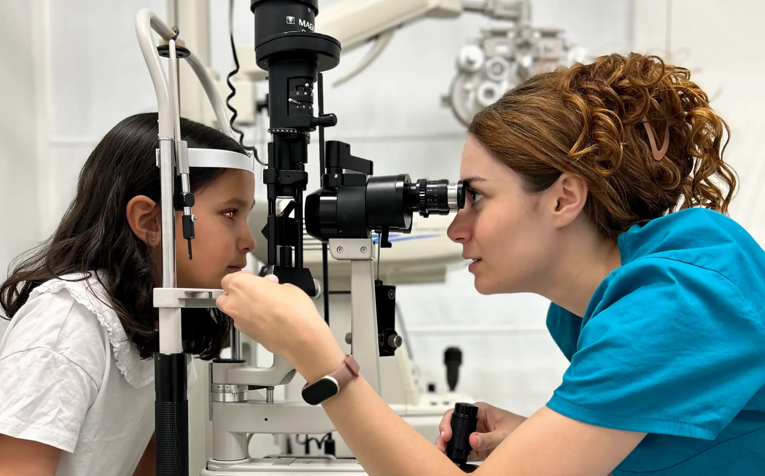 Terapeuta realizando una valoración visual a un niño en el centro Salud y Educación Integrales (SYEI) de Las Rozas.