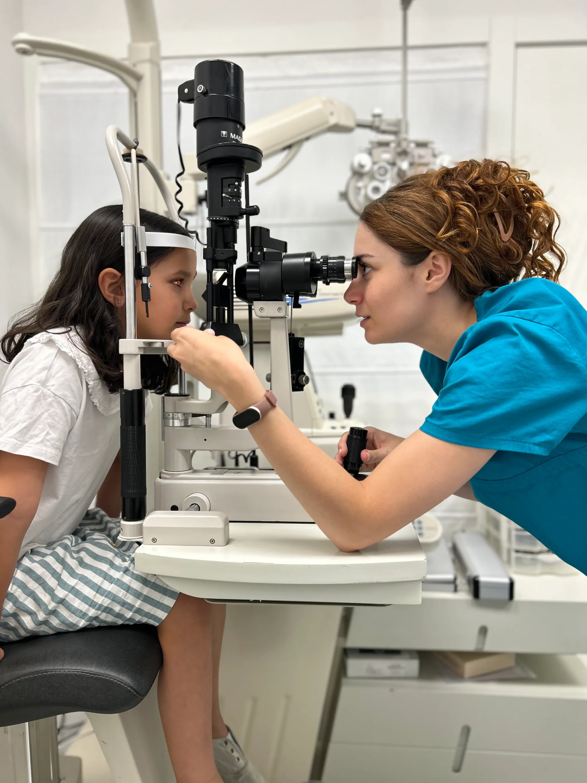 Terapeuta realizando una valoración visual a un niño en el centro Salud y Educación Integrales (SYEI) de Las Rozas