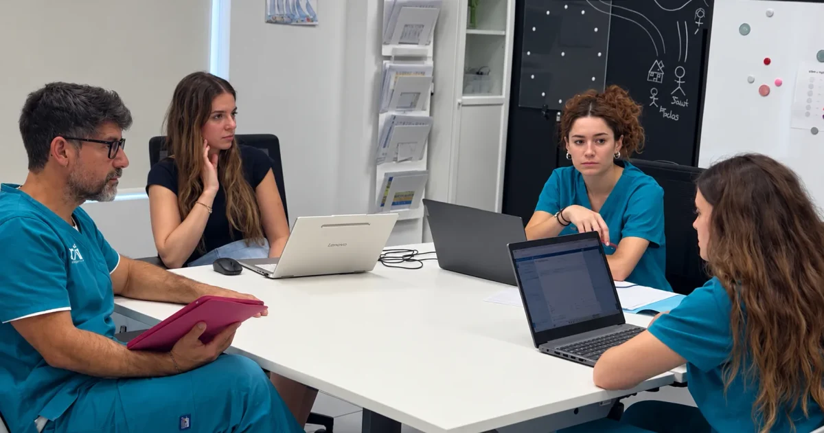 Profesionales de diferentes disciplinas compartiendo información para ofrecer una atención integral y personalizada.