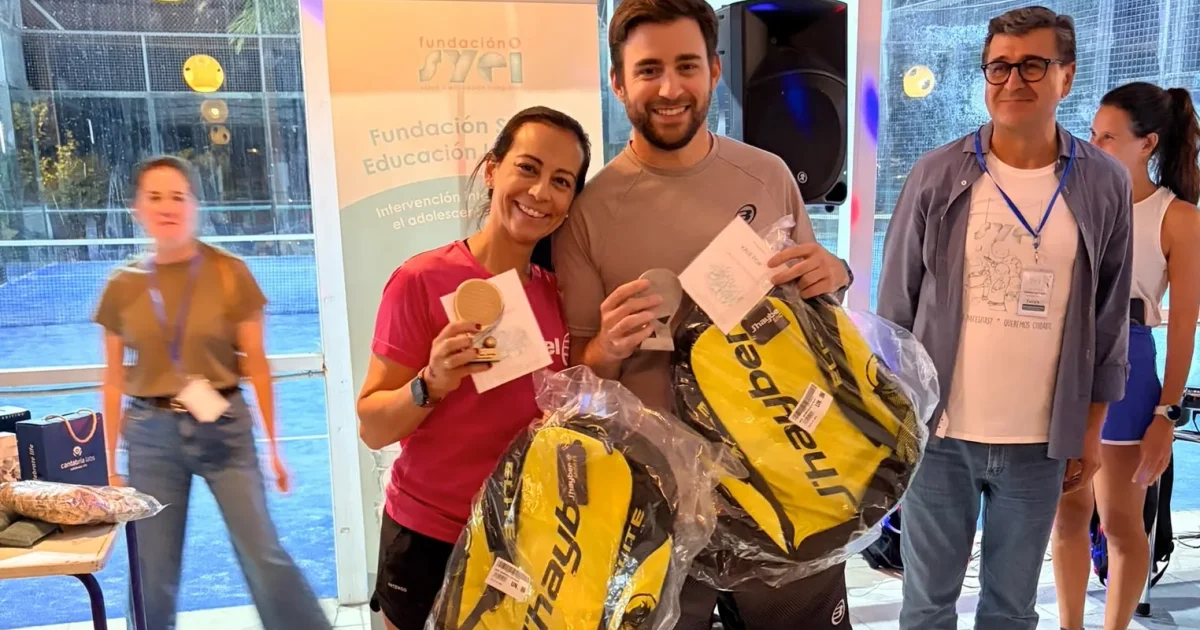 Entrega de premios a participantes del torneo de pádel solidario de la Fundación SYEI