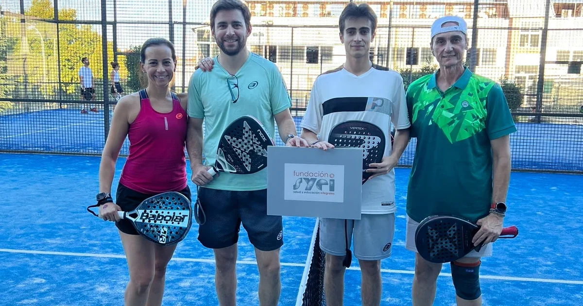 Participantes en pista con el cartel de la Fundación SYEI