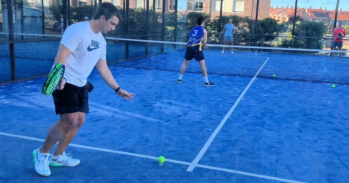 Partido de pádel durante el torneo solidario de la Fundación SYEI